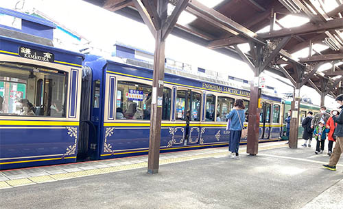Äldre, dekorerade tågvagnar på en station i Japan.