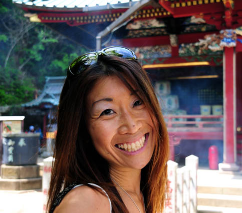  En leende japanska som är engelsktalande guide i Tokyo