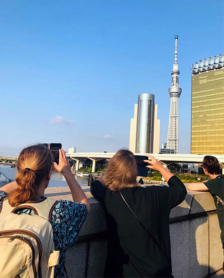 Svenska turister fotograferar Tokyo Sytree