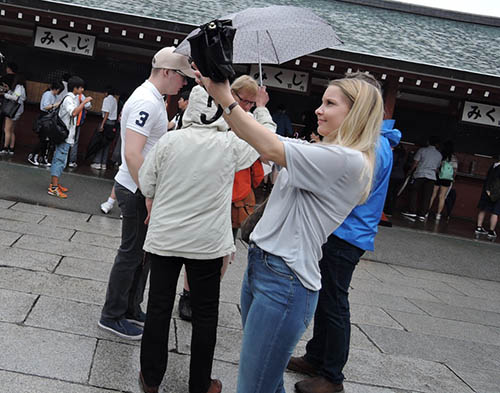 Anna-Greta trixar med sitt paraply