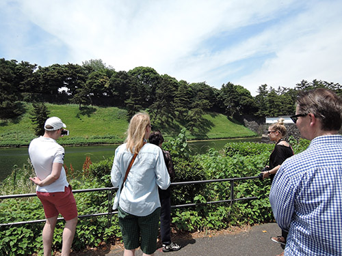 Familj från Norrbotten i kejsarpalatsets park Tokyo