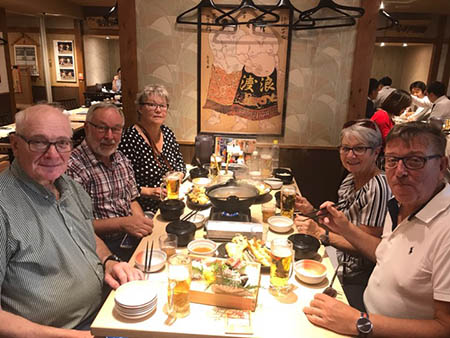 Svenska turister äter sumomat i Tokyo
