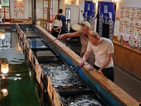 Fångar fisk i restaurang
