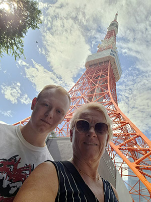 Niels och Diana framför eller snarare under Tokyo Tower.