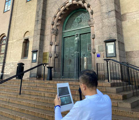 japansk turist framför rådhuset i stockholm