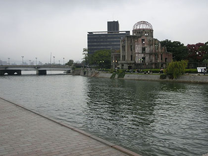 Ruiner efter en byggnad i Hiroshima från 1945