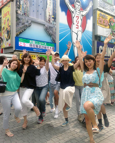 turistbåt på flod genom osaka