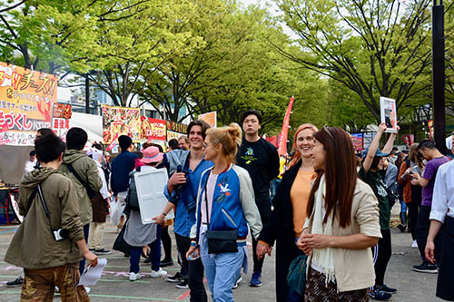 grupp turister promenerar i tokyo