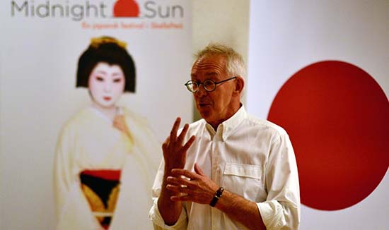 Tal under seminarium om affärer i Japan