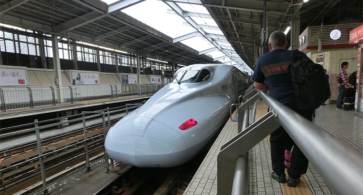 Shinkansen på stationen i Osaka