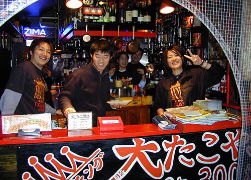 Liten restaurang med takoyaki, bläckfisk