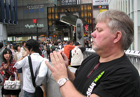 svensk framför shoppinggata i osaka