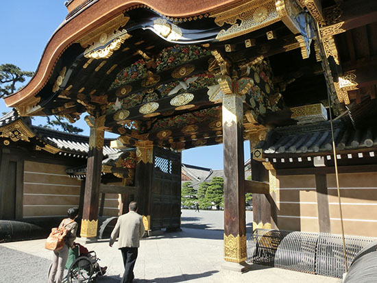 Den gulddekorerade porten till Shoguns slott i Kyoto.