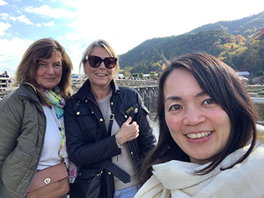 Två svenskor med guide framför berömd bro i Kyoto