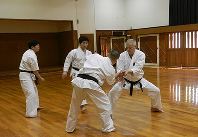 Erik Nilsson träna karate i Tokyo