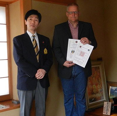 ErikNilsson mottar diplom i Tokyo