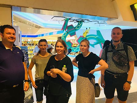 Svenska turister vid Pokemon center i Tokyo