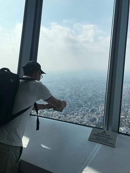 Lars fotograferar från Skytree i Tokyo