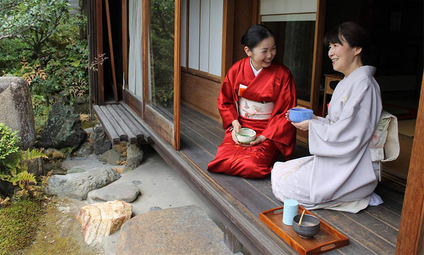 Japanskt traditionellt trähus i en trädgård