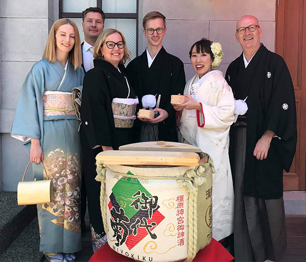 Brudparet skålar i sake