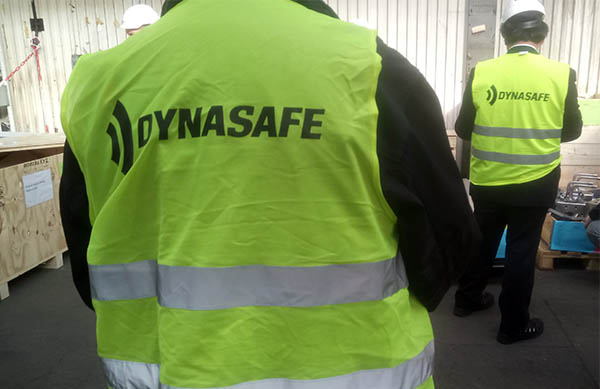 Personal i arbetsvästar på Dynasafe