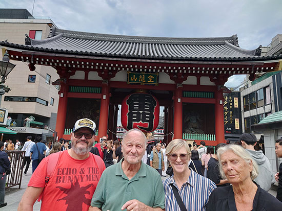 Family in front of the temple Senso-ji