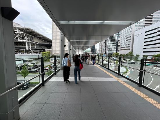 två kvinnor på gångbro i Umeda