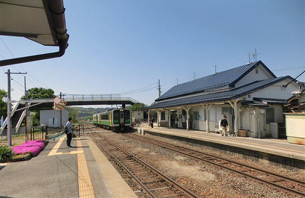 Liten järnvägssation i japan